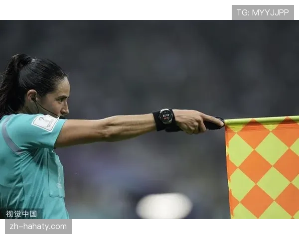 越位旗示意：边裁举旗动作含义与裁判判罚时点解析