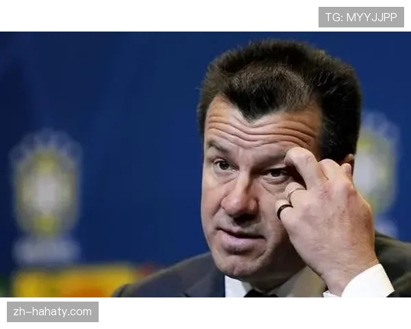 卡卡回撤接应主导进攻，关键战爆发撕开对手防线